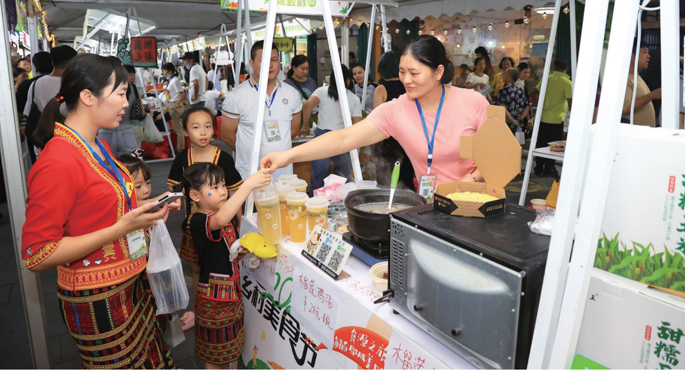 ▲在吉阳区六盘村,三亚乡村美食节吸引众多市民游客前来品尝美食。陈聪聪 摄