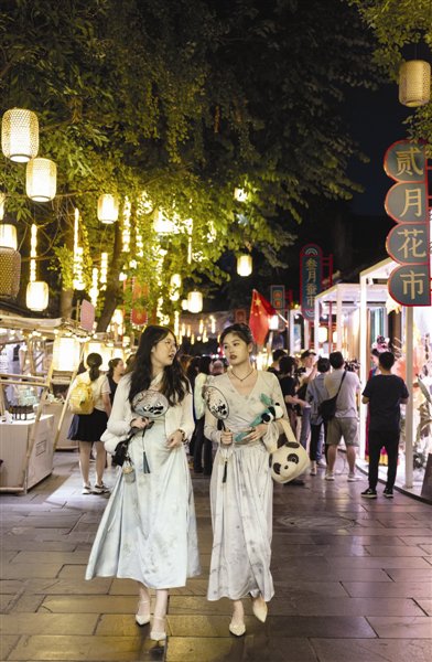 成都黄金周“成绩单”出炉：游客超2586万人次 旅游收入逾237亿