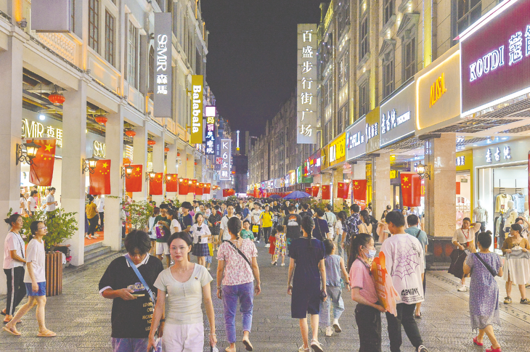 “双节”假期，朝阳商圈、“三街两巷”等商业聚集区节庆活动丰富，吸引市民游客流连忘返。记者 黄维业 摄