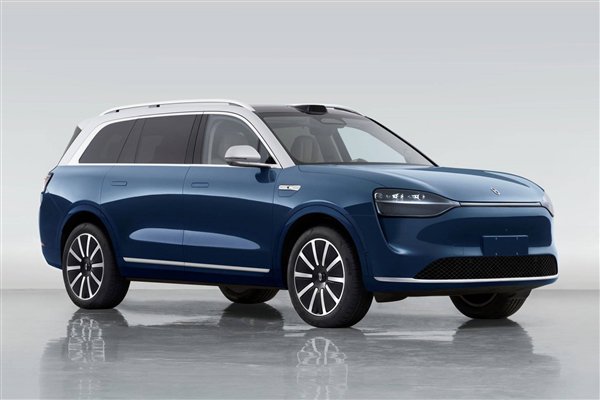 余承东口中1000万内最好的SUV!问界M9实车现身:全新配色上车