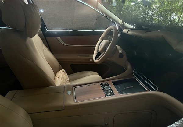 余承东口中1000万内最好的SUV!问界M9实车现身:全新配色上车