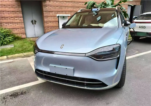 余承东口中1000万内最好的SUV!问界M9实车现身:全新配色上车