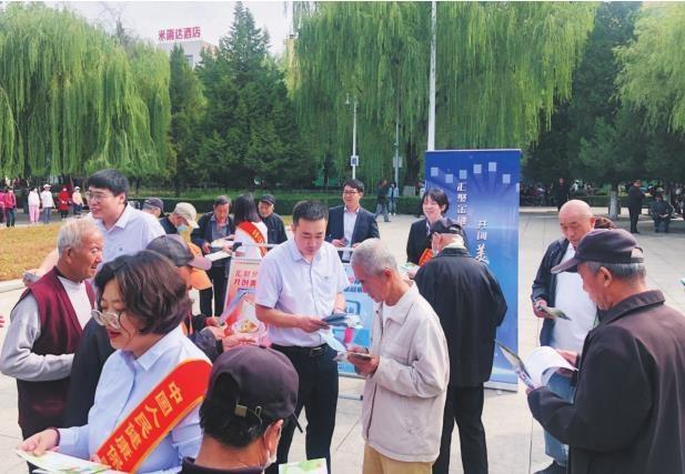 人保健康辽宁分公司员工走进铁岭市银州区人民公园开展金融知识宣传。
