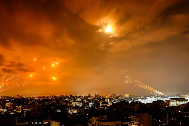 當地時間2023年10月8日淩晨，加沙城，巴勒斯坦武裝分子發射的火箭彈被以色列“鐵穹”防禦導彈系統攔截。圖/視覺中國
