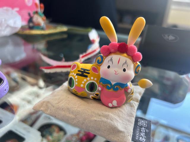 吉兔坊的兔儿爷盲盒,是深受年轻顾客喜爱的北京伴手礼。新京报记者 陈琳 摄