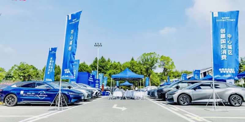 新能源车激战“金九银十”：新款特斯拉加量不加价，新势力优惠万元迎战