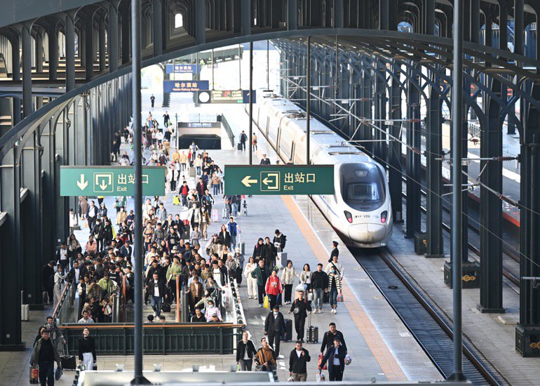哈尔滨铁路黄金周发送旅客数量创新高。