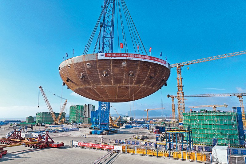三门核电二期工程 4 号机组核岛钢制安全壳底封头吊装现场(2023 年 5 月 29 日摄) 潘侃俊摄 / 本刊