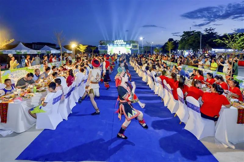 ▲在2023年三亚市海棠区乡村文化旅游节现场,市民游客既能品尝特色美食,又能观看表演。陈聪聪 摄