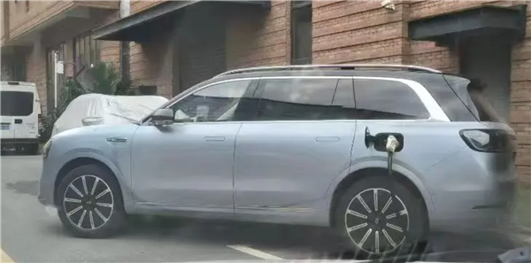 余承东口中1000万内最好的SUV!问界M9实车现身:全新配色上车