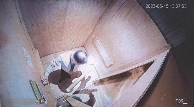 监控拍下屠某某乘电梯出入钟女士房间画面 静安检察院供图