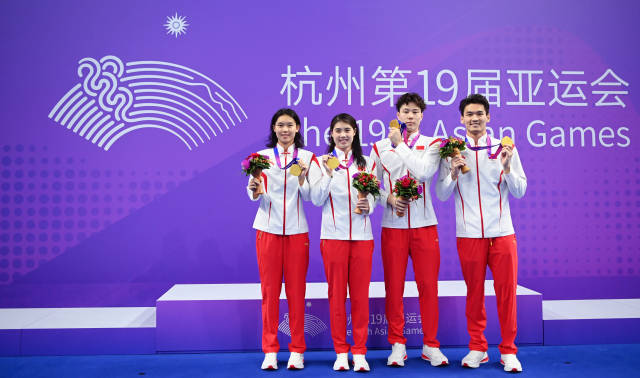 9月27日，中國隊獲得男女混合4x100米混合泳接力冠軍。圖源：新華社