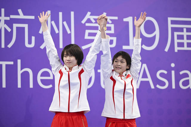 9月30日，在女子雙人10米跳台決賽中，全紅嬋（右）與隊友陳芋汐獲得冠軍。圖源：新華社