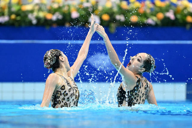 10月7日，在花樣游泳雙人項目比賽中，廣東雙胞胎姐妹王柳懿、王芊懿奪冠。圖源：新華社