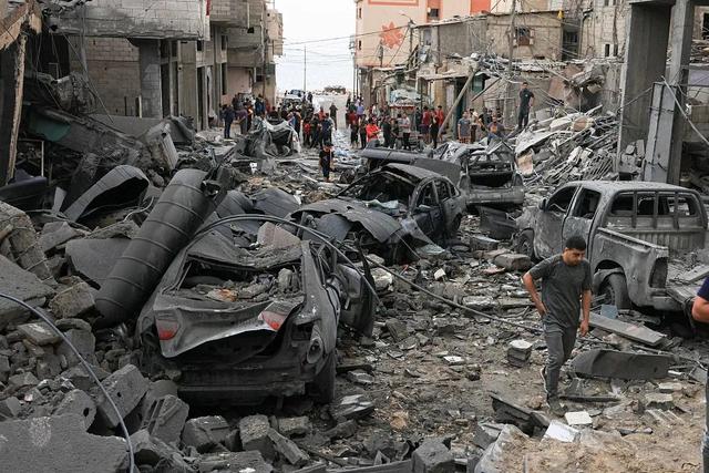 當地時間2023年10月9日，加沙地帶持續遭受以軍空襲，人們在廢墟中搜尋。圖/視覺中國