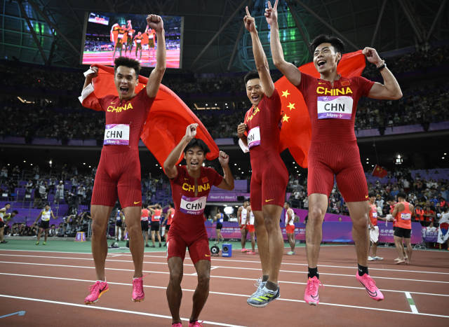 10月3日，中國隊奪得男子4x100米接力冠軍。圖源：新華社