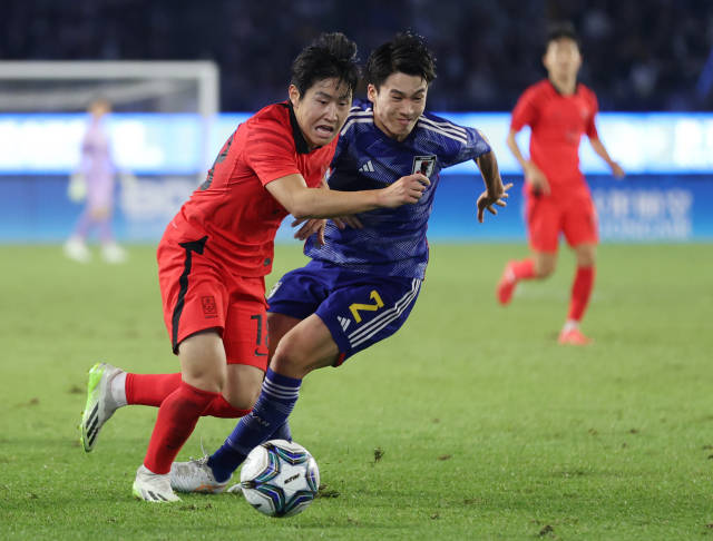 10月7日，在足球項目男子決賽中，南韓隊以2比1戰勝日本隊，獲得冠軍。圖源：新華社