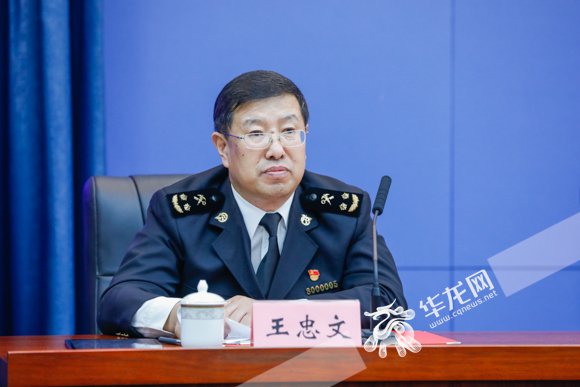 王忠文回答记者提问。华龙网记者 石涛 摄