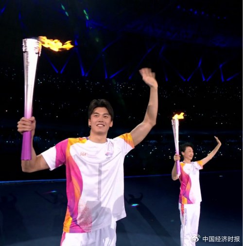 安踏设计的亚运冠军“龙袍”