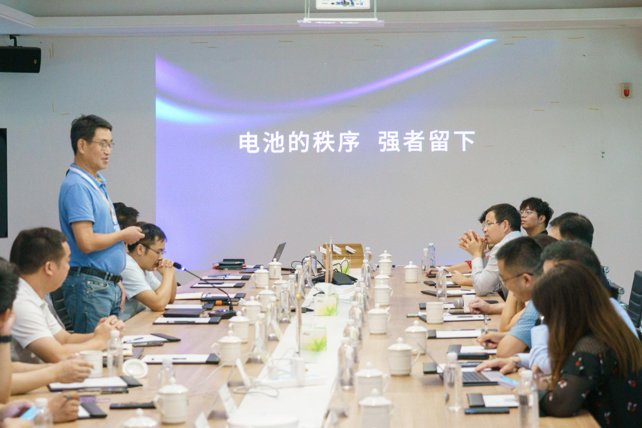 总经理陈斌波正在与媒体交流/公司供图