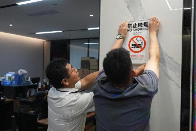 深圳市南山区卫生监督所执法人员将控烟标识张贴在显眼处,以起到提醒作用 深圳市控烟办供图