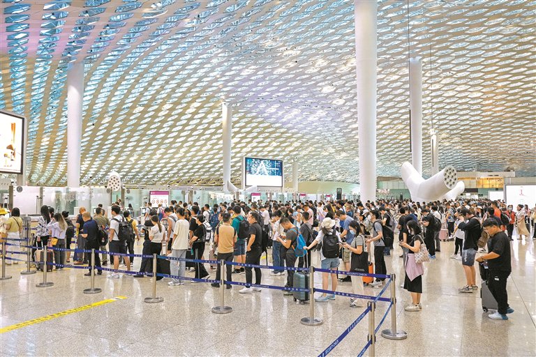 ▲深圳宝安国际机场航站楼内随处可见的“大莲蓬”实为多功能空调树。 深圳晚报记者 严文婷 摄