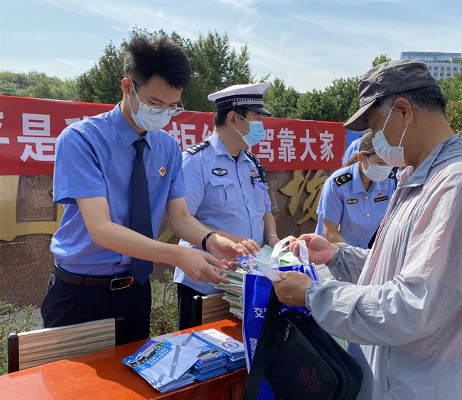 检察官街头宣讲危险驾驶危害。