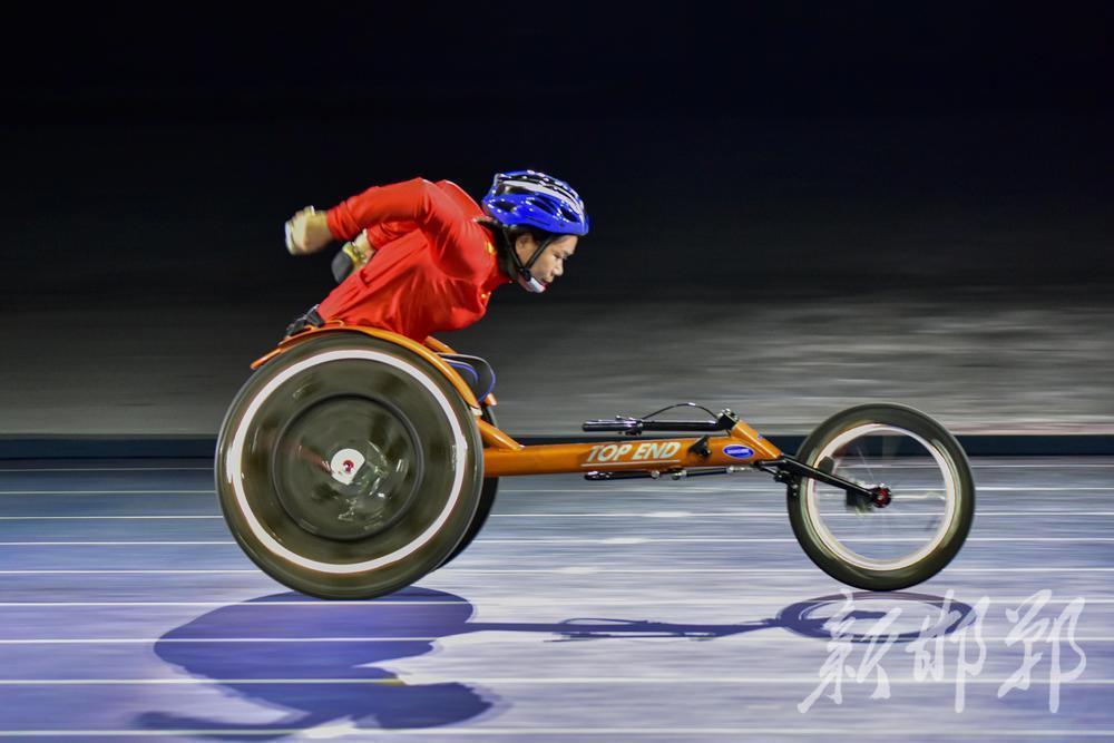 图为轮椅竞速运动员出场。