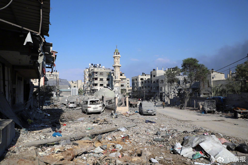 10月11日在加沙城拍攝的以色列空襲炸燬的建築廢墟。圖/新華社