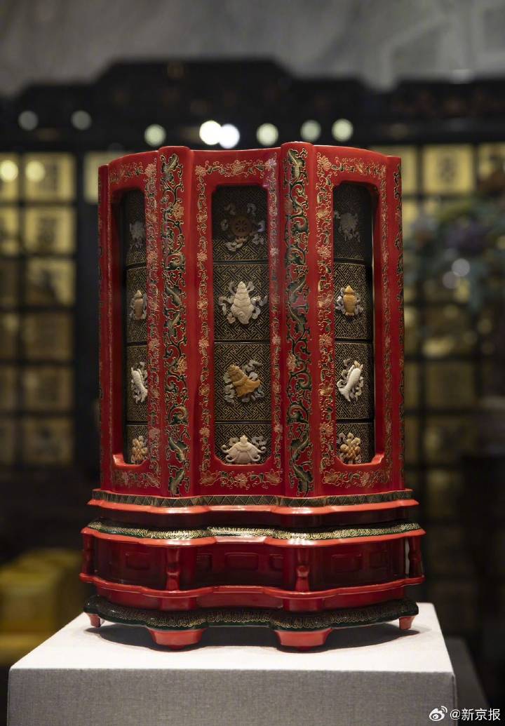 燕京八绝博物馆馆藏展品,金漆镶嵌八吉祥银锭套盒。新京报记者 王远征 摄