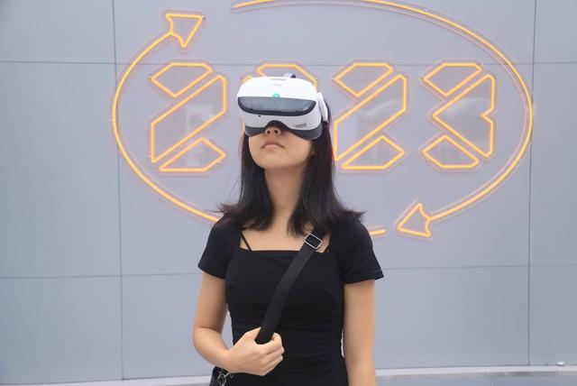 當越來越多的前沿技術進入科幻產業。圖為遊客用VR眼鏡感受三體世界（攝影施媛媛）