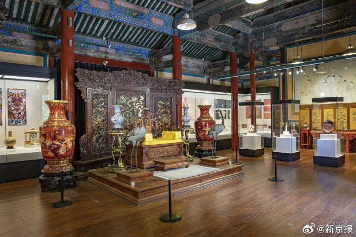 燕京八绝博物馆馆藏展品,金漆镶嵌穿云龙屏风陈设。新京报记者 王远征 摄