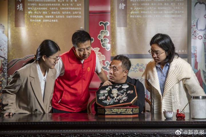 柏群和年轻人进行交流。新京报记者 王远征 摄