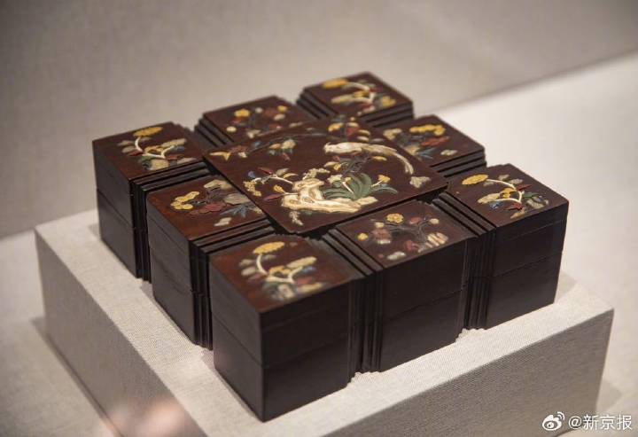 燕京八绝博物馆馆藏展品,金漆镶嵌百宝嵌花鸟捧盒。新京报记者 王远征 摄