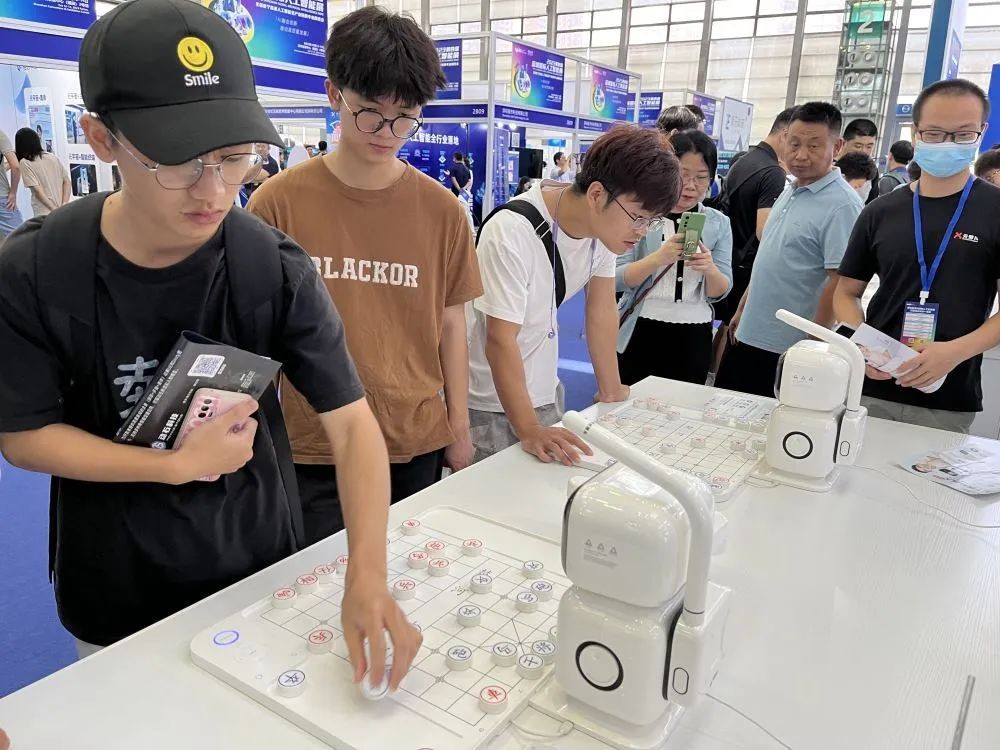 第四届深圳国际人工智能展,观众正在体验与AI机器人下棋。周春媚/摄