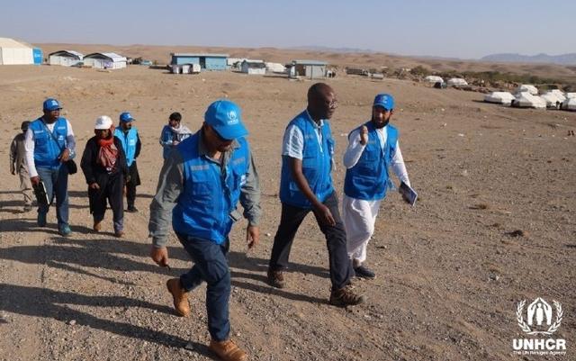 聯合國難民署工作人員在災區救助災民。 聯合國難民署供圖