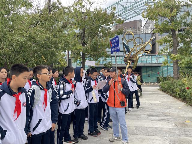 文汇中学少先队员们跟随领队了解首钢文化。新京报记者徐彦琳 摄