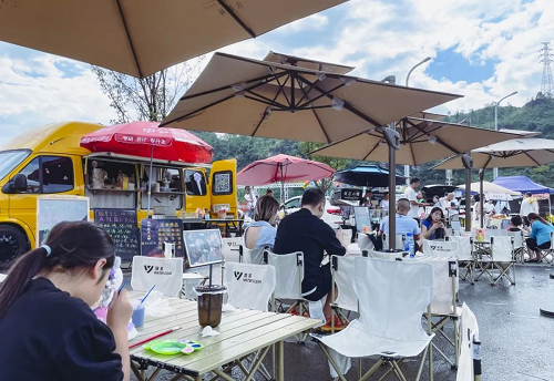(后备箱集市实景图)