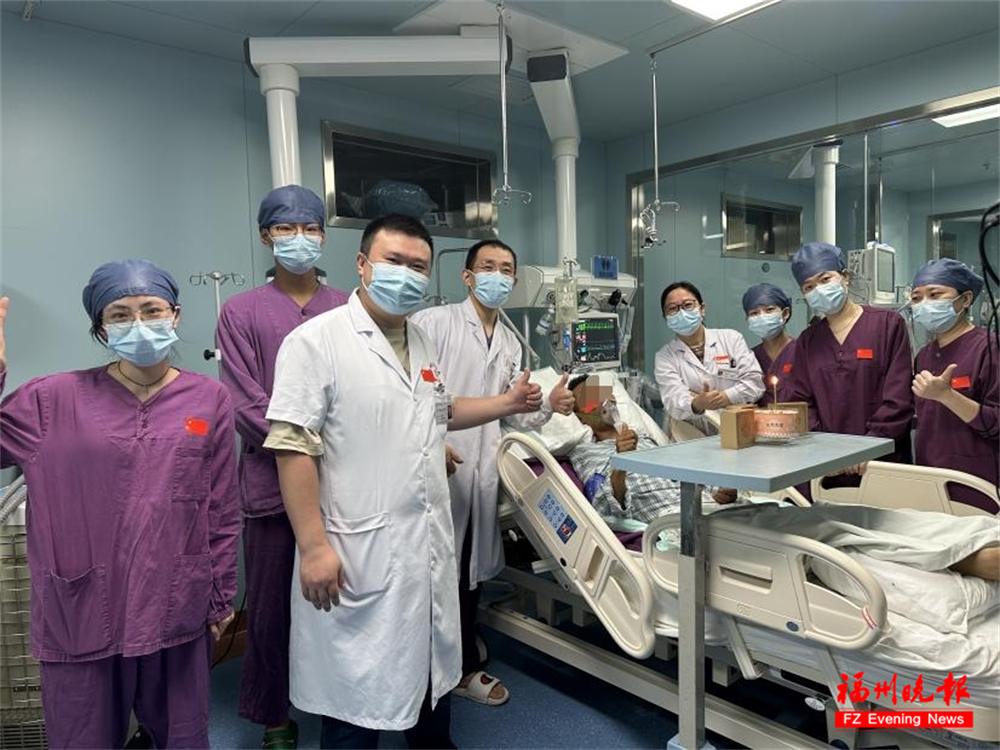 翁先生被救过来后,向医护团队表示感谢。