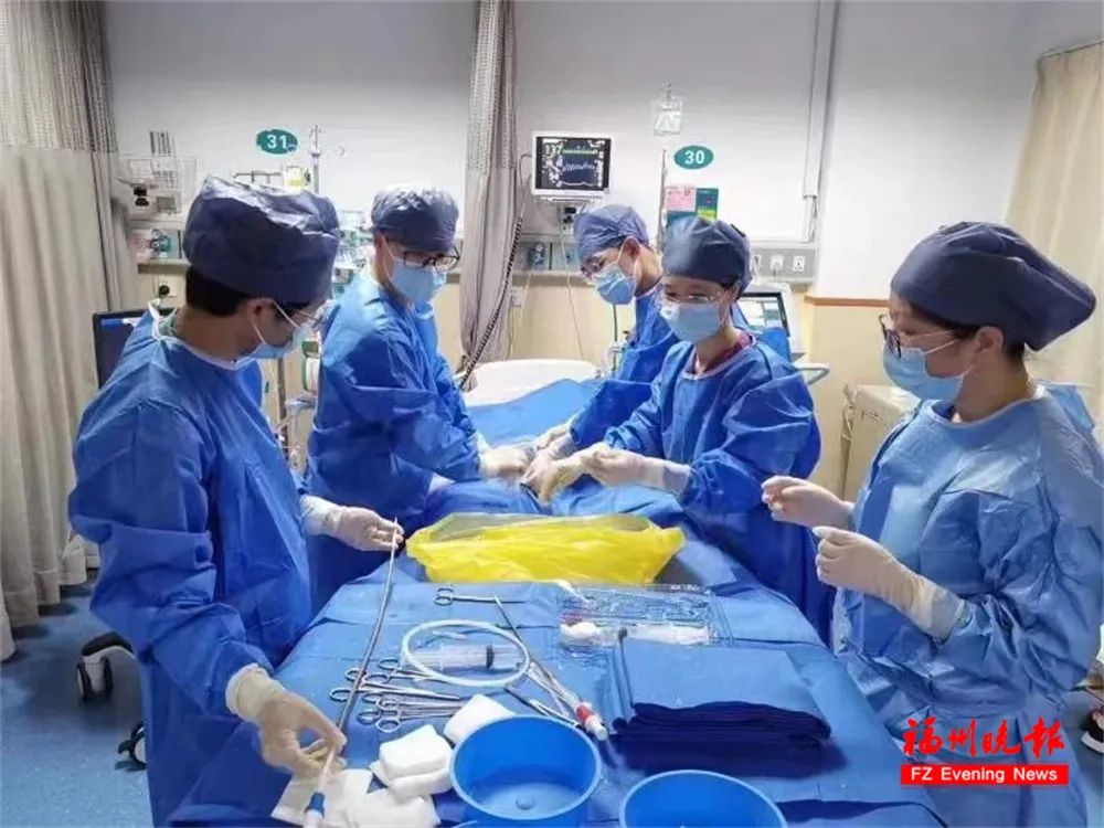 医生在紧急救治。