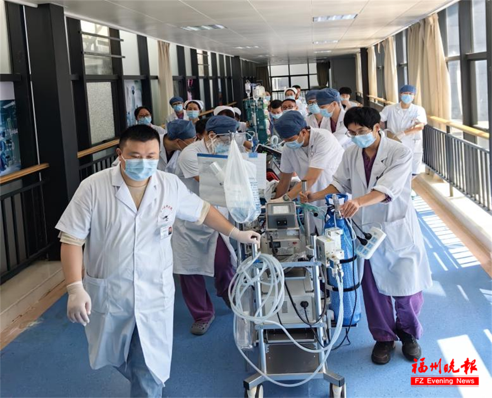 医护人员护送翁先生进ICU。