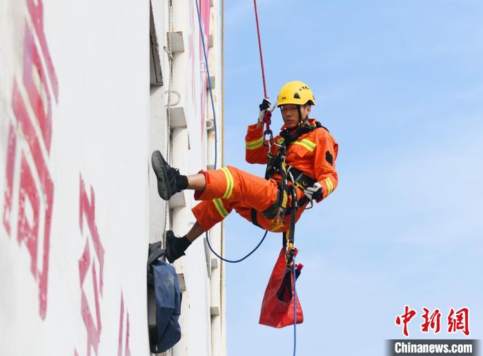 消防员在参加消防运动会高空绳索救助操项目。王金秋 摄