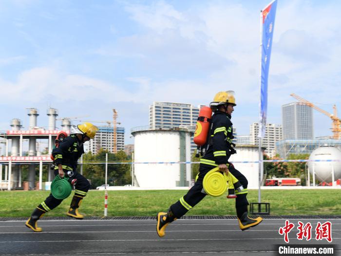 消防员在参加消防运动会百米负重项目。王金秋 摄