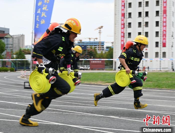 消防员在参加消防运动会百米负重项目。王金秋 摄