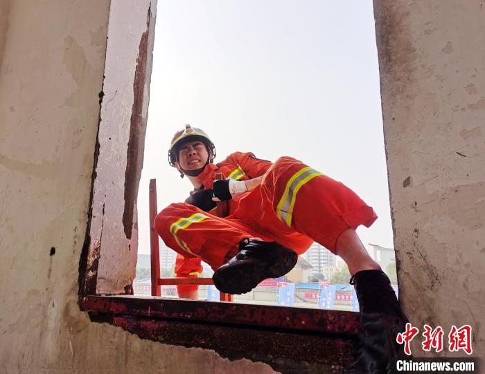 消防员在参加消防运动会攀登挂钩梯操项目。王金秋 摄
