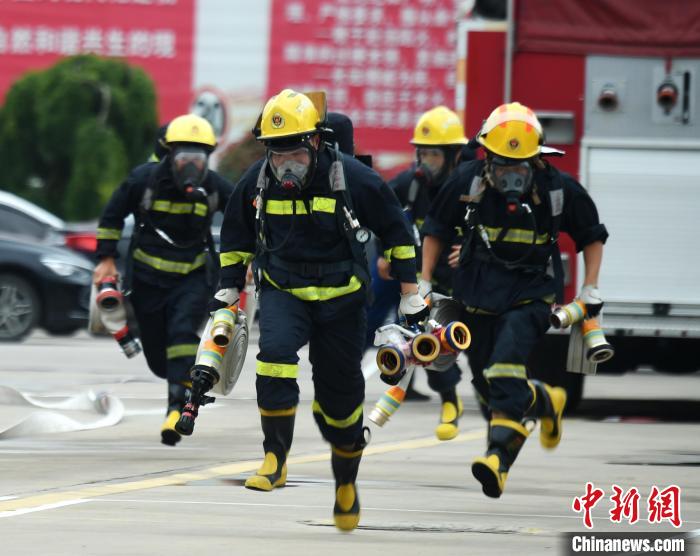 消防员在参加消防运动会百米负重项目。王金秋 摄