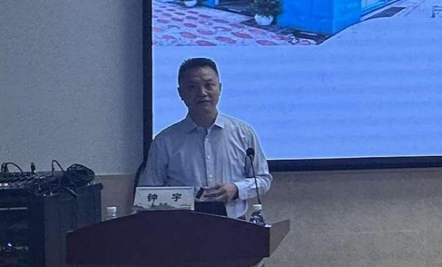 上清寺街道社区卫生服务中心钟宇主任作“全科基层实践基地教学实践与思考”授课/图源 重医附二院