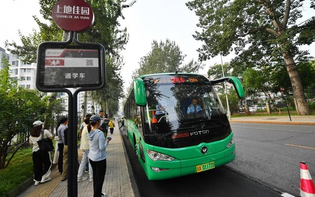 9月4日,北京市海淀区上地东路设置了“上地佳园”通学车站。新京报记者 王贵彬 摄