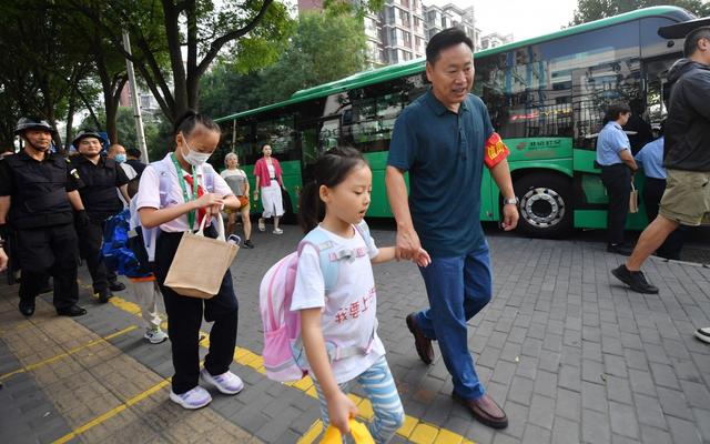 9月4日7时42分,通学车抵达上地实验小学(树村校区),老师领着孩子们进入校园。新京报记者 王贵彬 摄