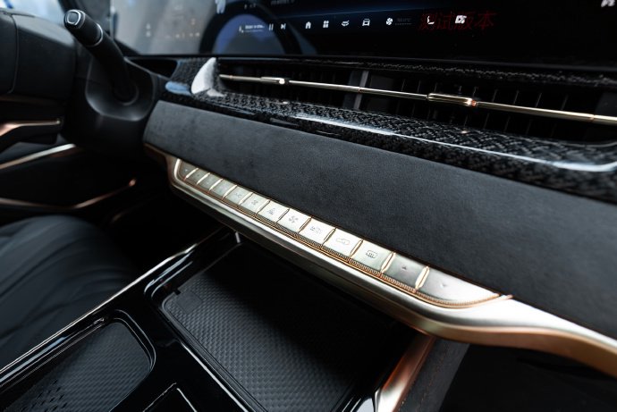 魏牌高山“共创版”亮相 个性化设计+四座布局